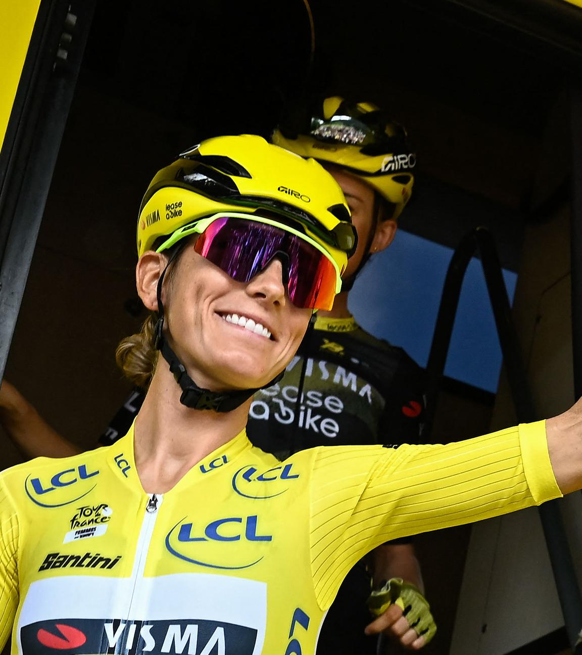 Die Gesamtführende im Gelben Trikot, Pauline Ferrand-Prevot, französische Fahrerin des Teams Visma | Lease a Bike, winkt den Fans zu.