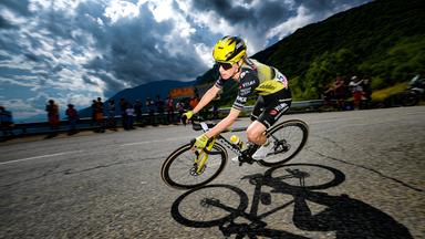 Pauline Ferrand-Prevot fährt bei der Tour de France 2025 auf dem Anstieg zum Col de la Madeleine eine Linkskurve
