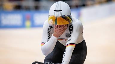 Pauline Grabosch freut sich nach ihrem Sieg bei der Bahnrad-WM in Singapur am 17.10.2026.