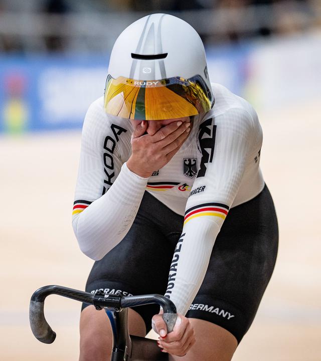 Pauline Grabosch freut sich nach ihrem Sieg bei der Bahnrad-WM in Shanghai am 17.10.2026.