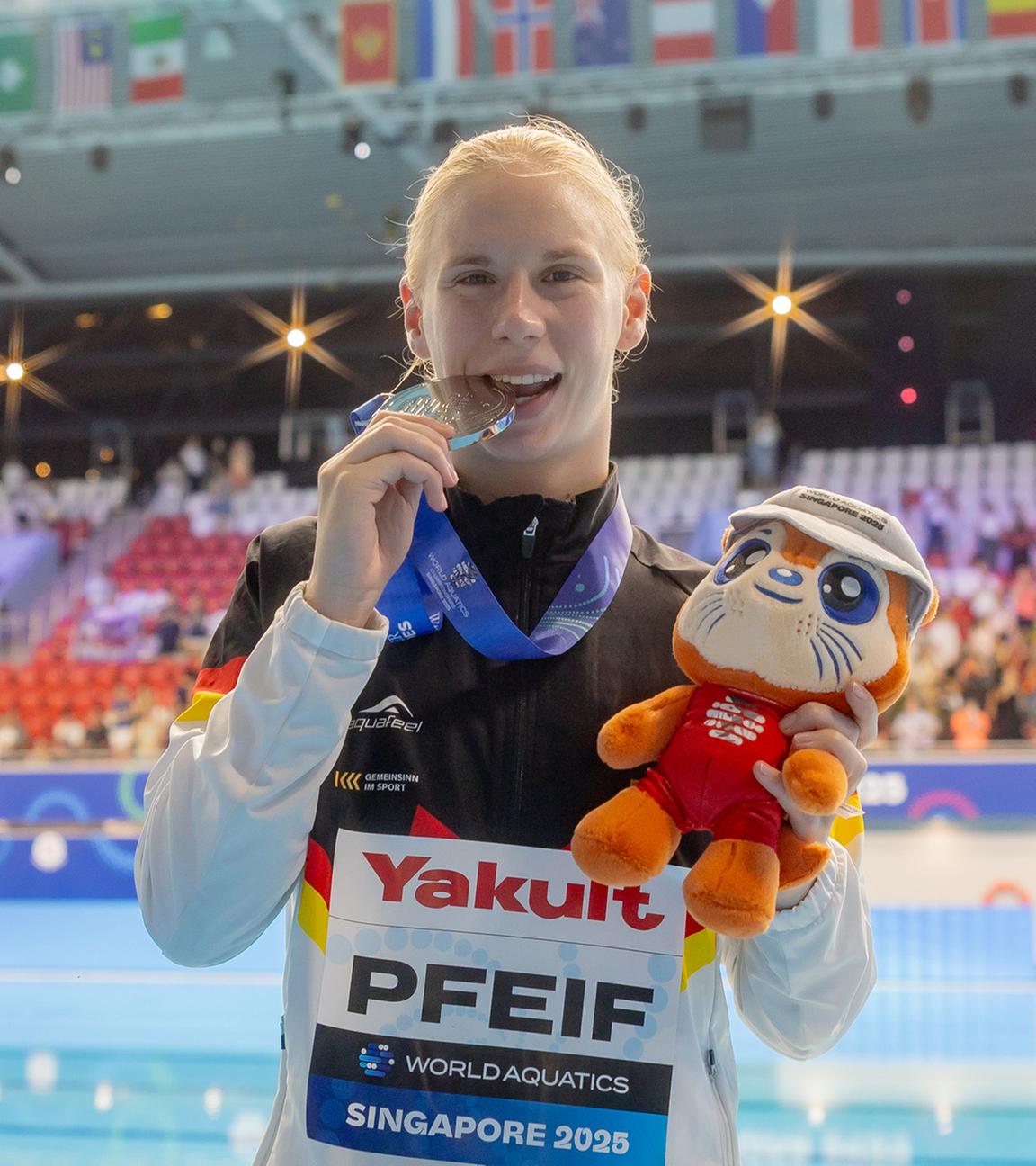 Pauline Pfeif aus Deutschland jubelt mit ihrer Silbermedaille. Aufgenommen am 31.07.2025. während der Weltmeisterschaften im Turmspringen in Singapur.