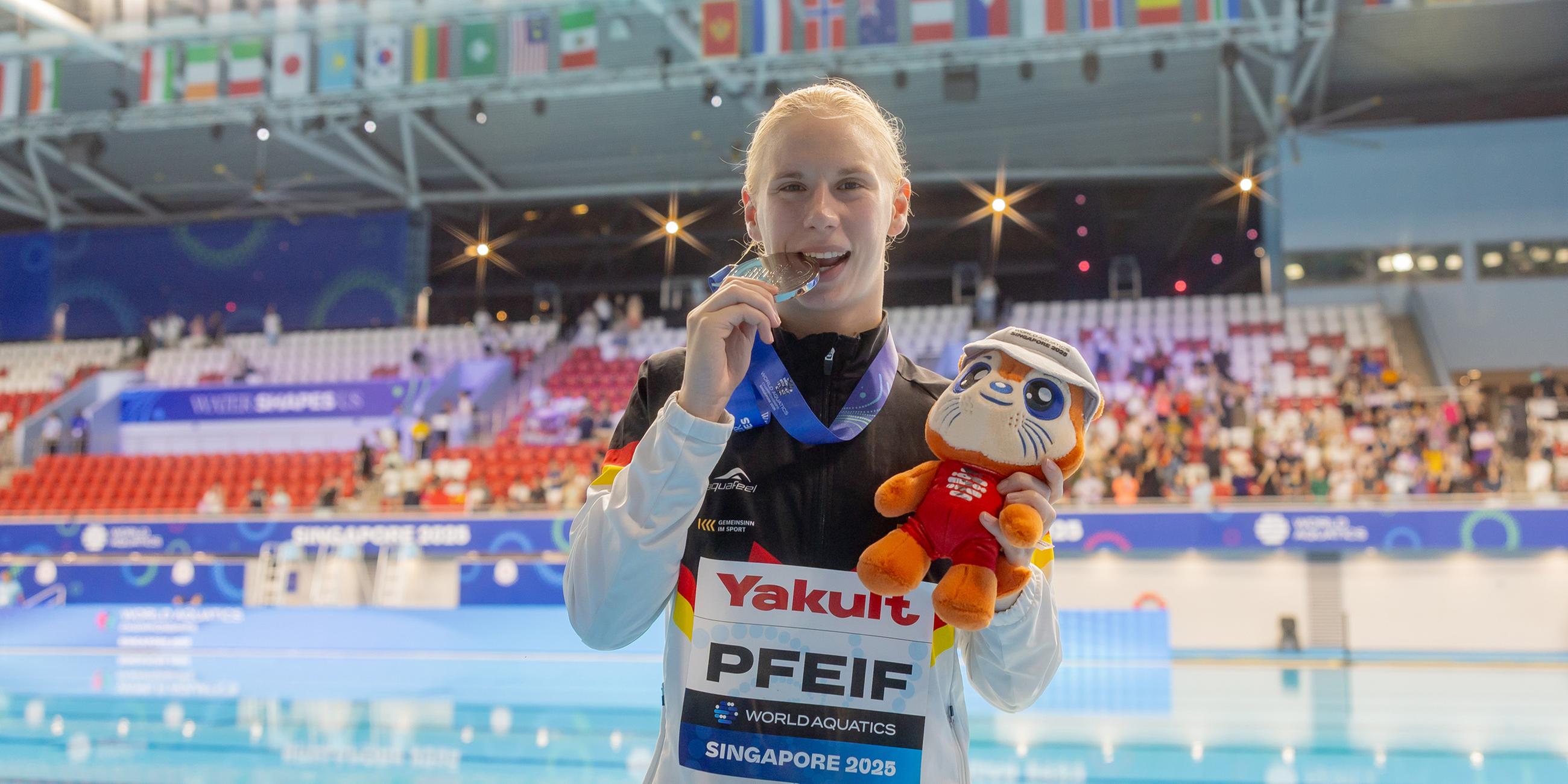 Pauline Pfeif aus Deutschland jubelt mit ihrer Silbermedaille. Aufgenommen am 31.07.2025. während der Weltmeisterschaften im Turmspringen in Singapur.