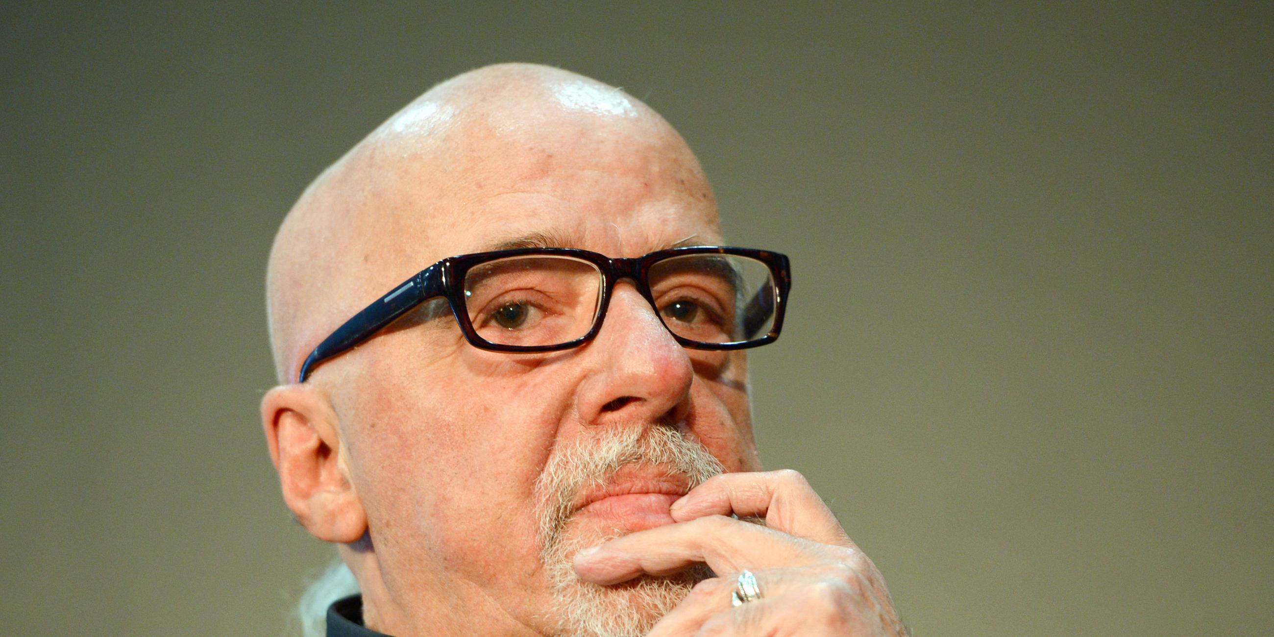 Paulo Coelho blickt am 8. Oktober 2014 auf der Buchmesse in Frankfurt am Main in die Runde.