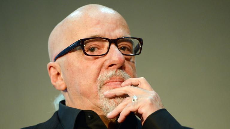 Paulo Coelho blickt am 8. Oktober 2014 auf der Buchmesse in Frankfurt am Main in die Runde.