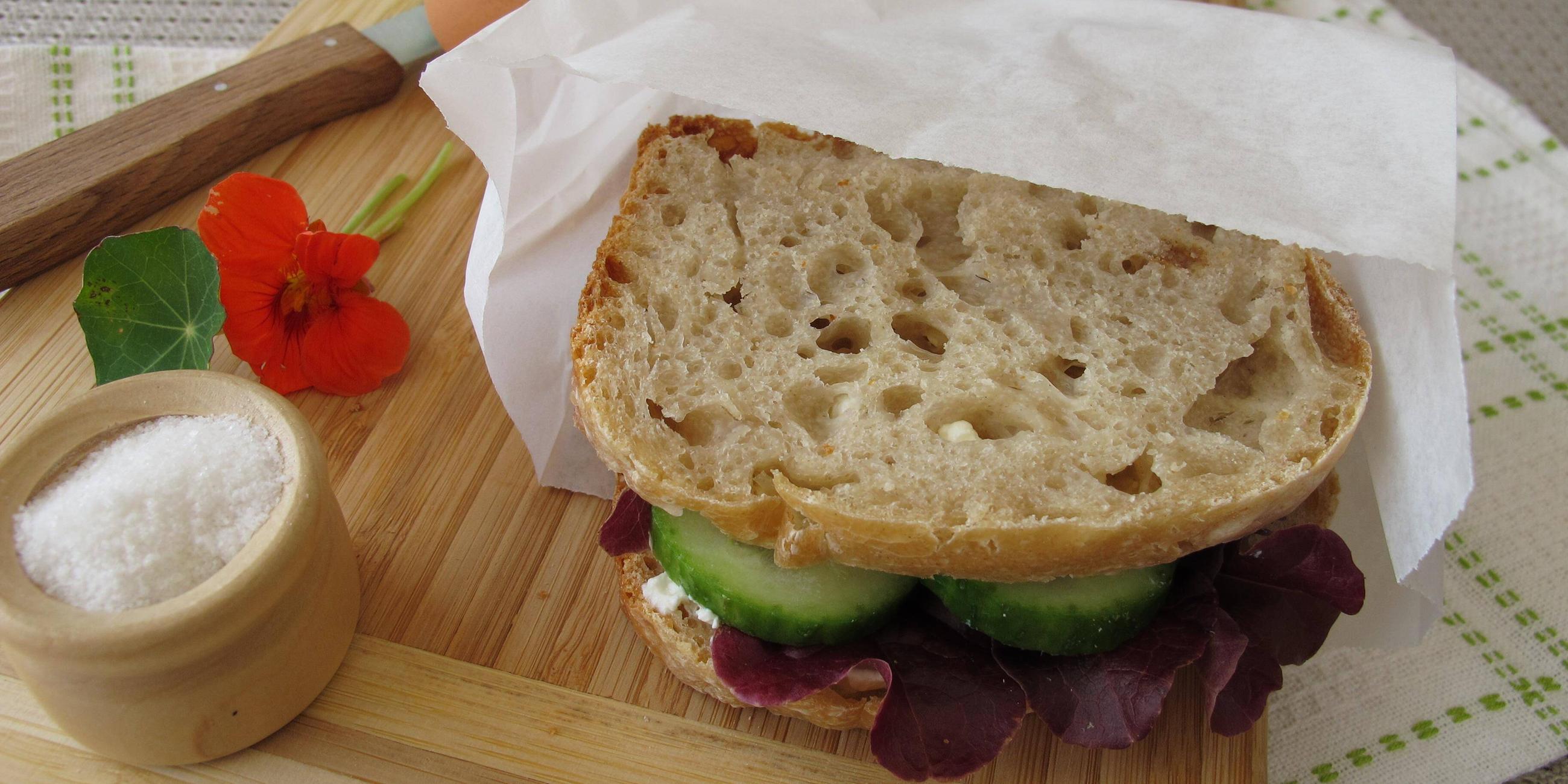 Pausenbrot in Butterbrotpapier eingewickelt