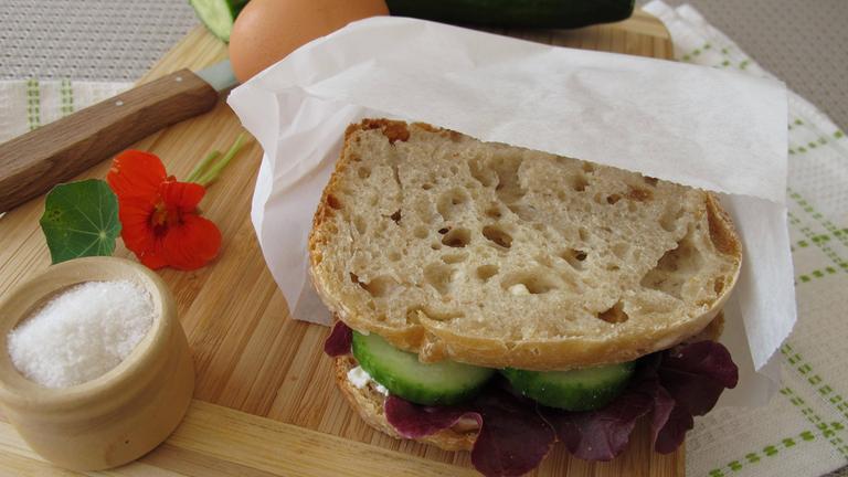 Pausenbrot in Butterbrotpapier eingewickelt