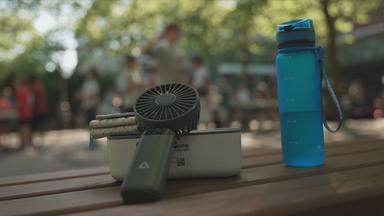Pausensnack in der Schule und Miniventilator