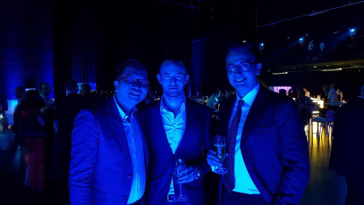 Pav Gill und Jan Marsalek stehen nebeneinander.