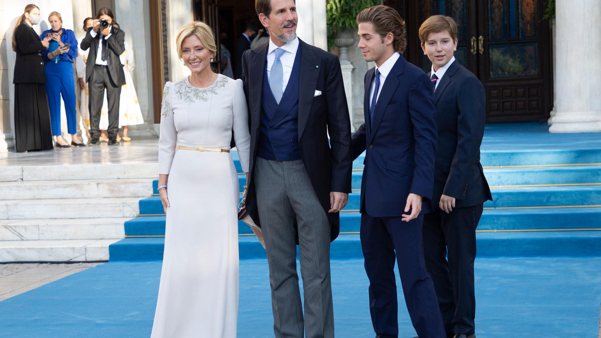 Griechenland, Athen: Kronprinz Pavlos (2.v.l), Bruder des Bräutigams, und seine Frau Marie-Chantal Miller (l), kommen zur Hochzeit von Prinz Philippos von Griechenland und Nina Flohr.