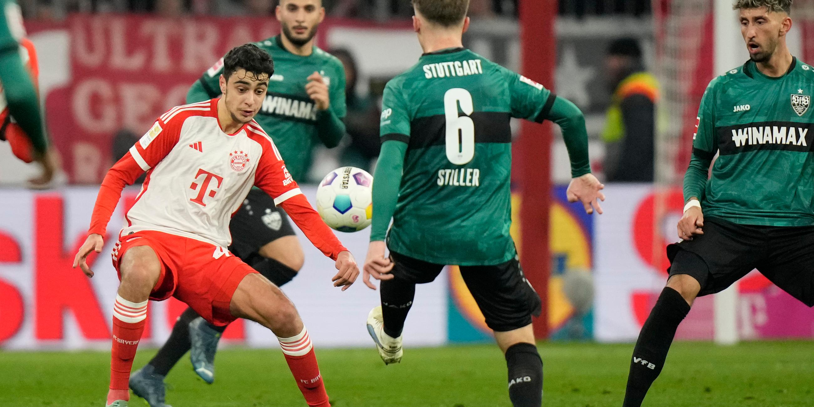 Aleksandar Pavlovic (Bayern/links) im Zweikampf mit dem Stuttgarter Angelo Stiller (Mitte).