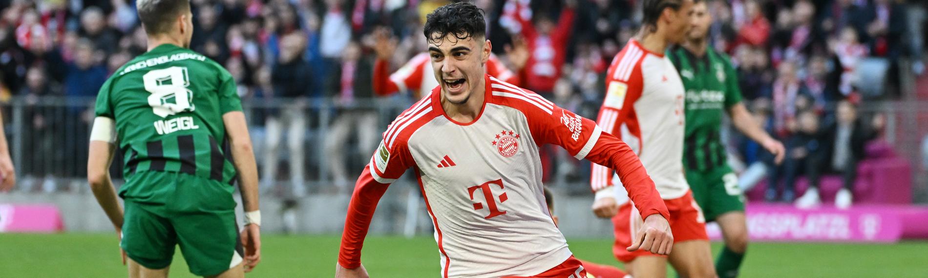 Fußball-Bundesliga 2023/24, Bayern München - Borussia Mönchengladbach, 20. Spieltag: Aleksandar Pavlovic jubelt über seinen Treffer zum 1:1.