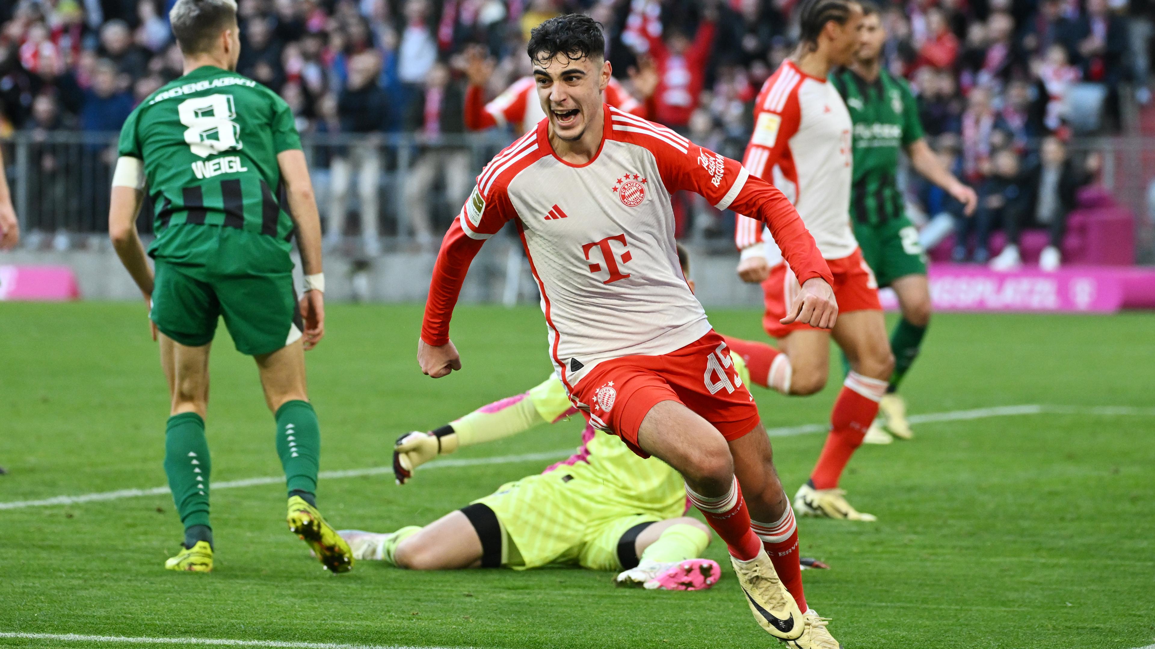 Fußball-Bundesliga 2023/24, Bayern München - Borussia Mönchengladbach, 20. Spieltag: Aleksandar Pavlovic jubelt über seinen Treffer zum 1:1.