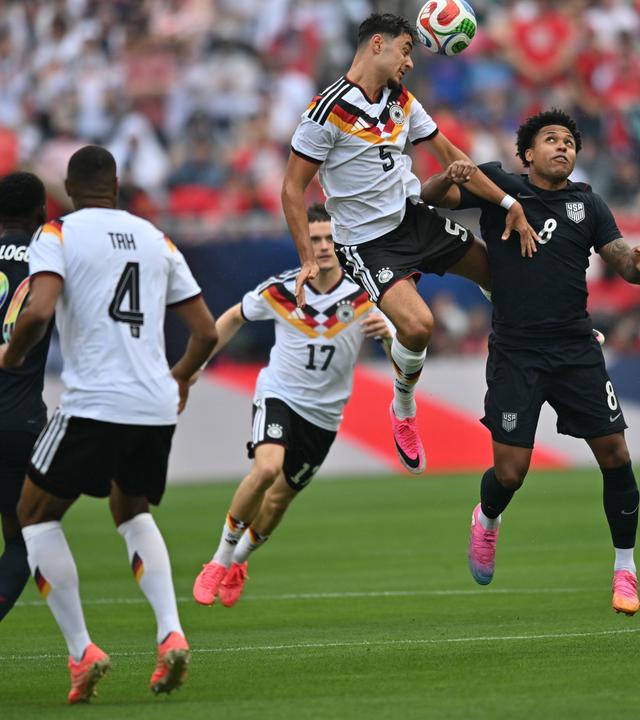 Im WM-Vorbereitungsspiel gegen die USA setzt sich der deutsche Nationalspieler Aleksandar Pavlovic im Zweikampf gegen seinen Gegenspieler Weston McKennie durch