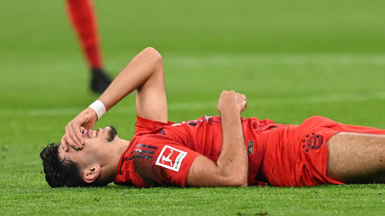 Das Bild zeigt Bayerns Aleksandar Pavlovic, der mehrere Wochen verletzt ausfällt.