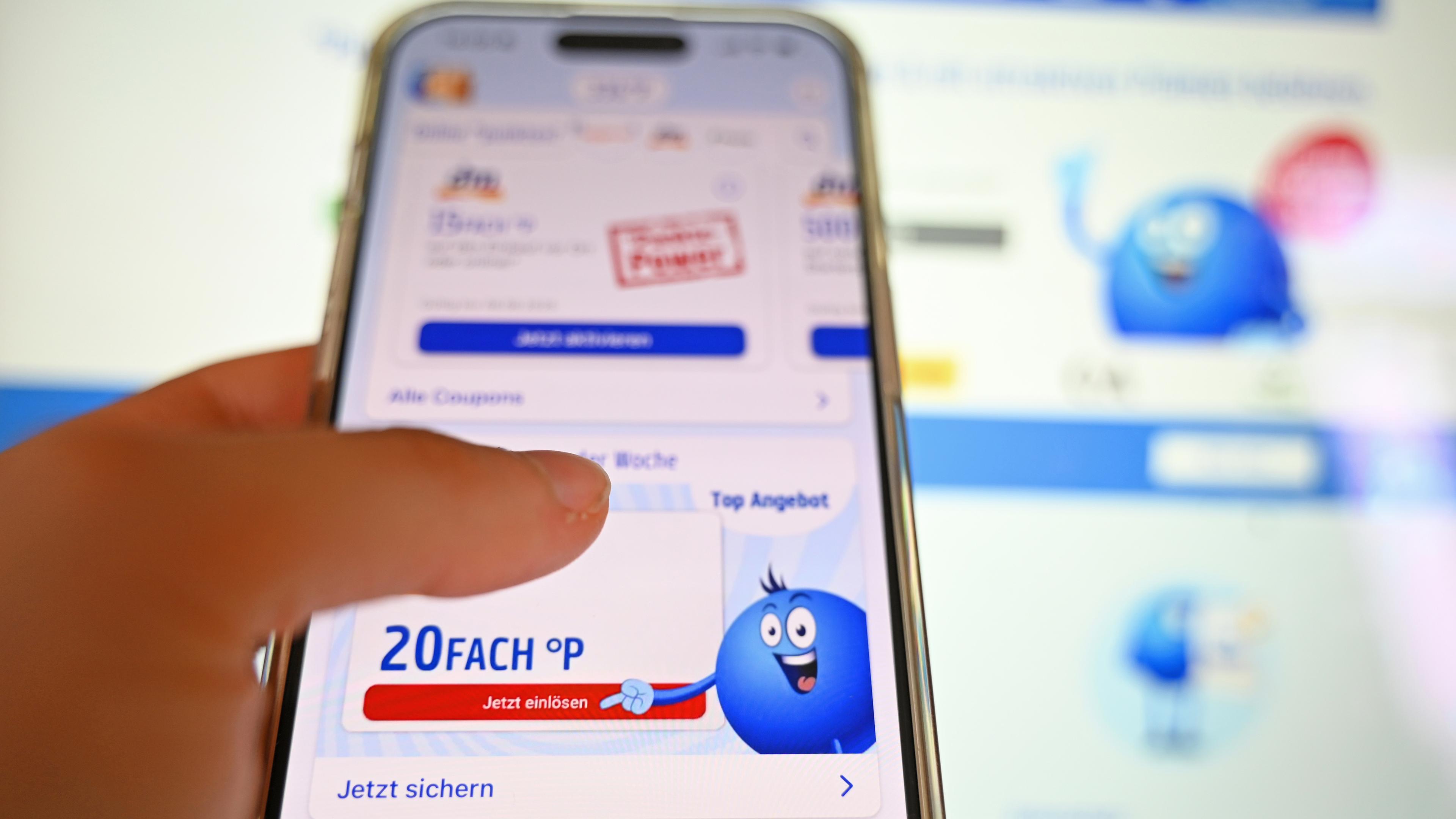 Auf einem Handy ist die Packback-App geöffnet