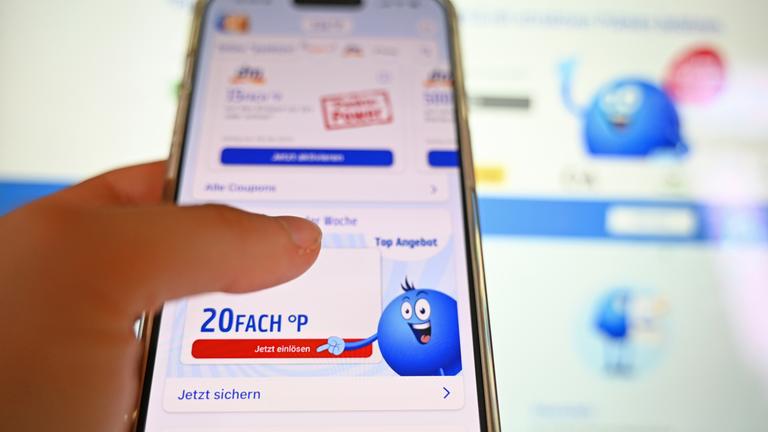 Auf einem Handy ist die Packback-App geöffnet