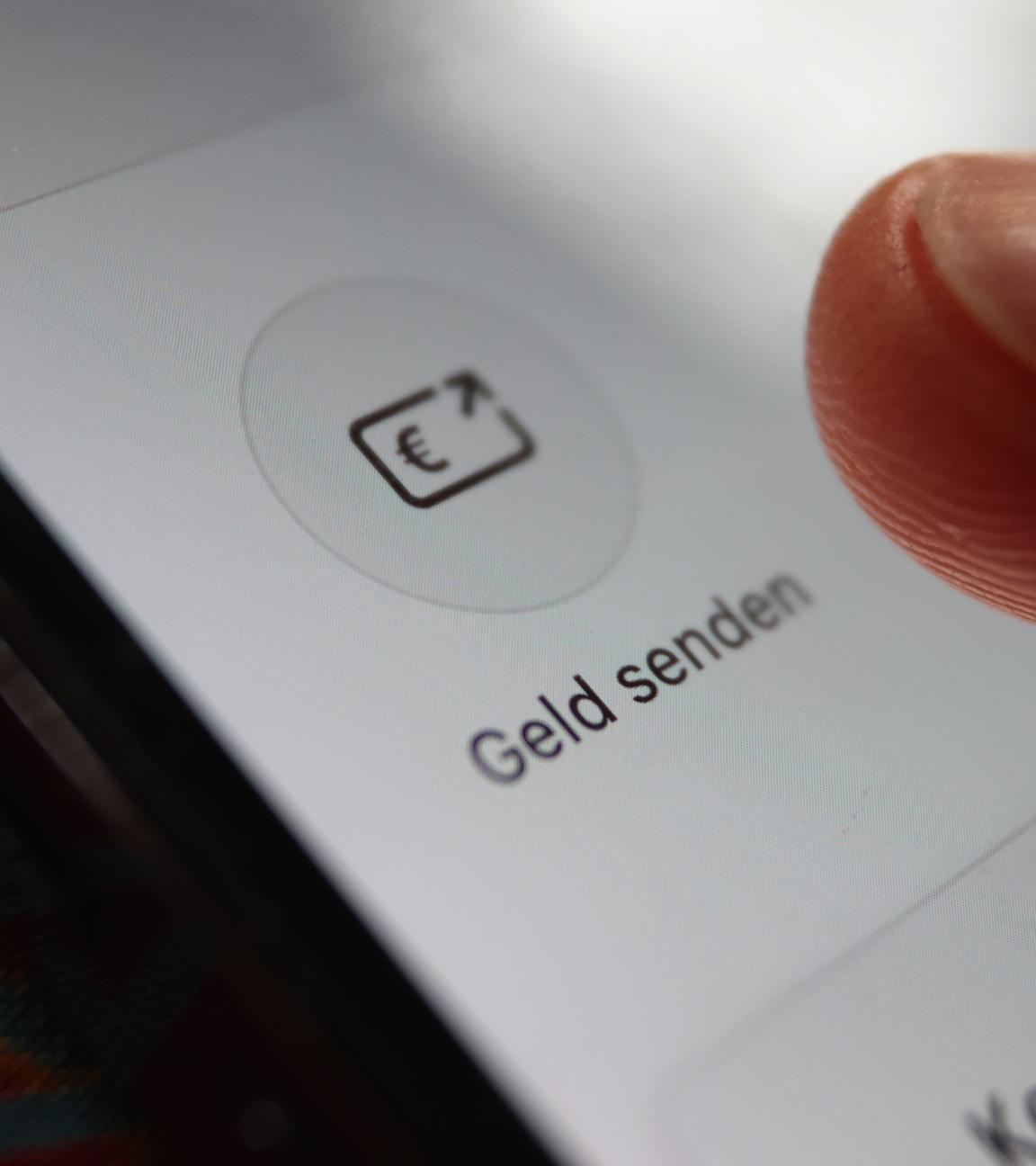 In einer App der Sparkasse ist die Option "Geld senden" zu sehen.