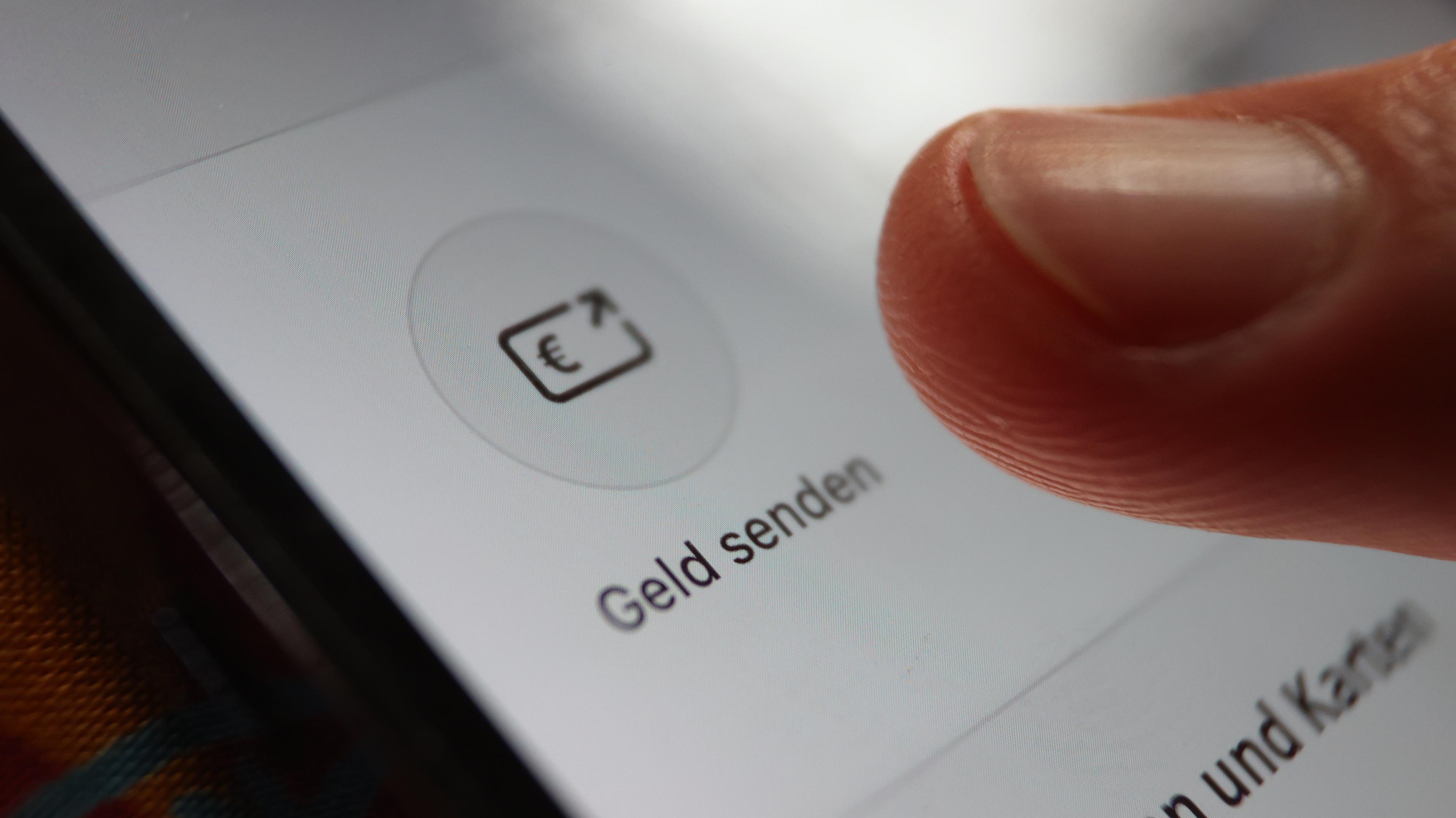 In einer App der Sparkasse ist die Option "Geld senden" zu sehen.