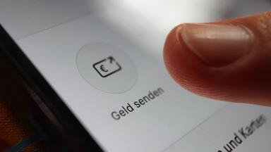 In einer App der Sparkasse ist die Option "Geld senden" zu sehen.