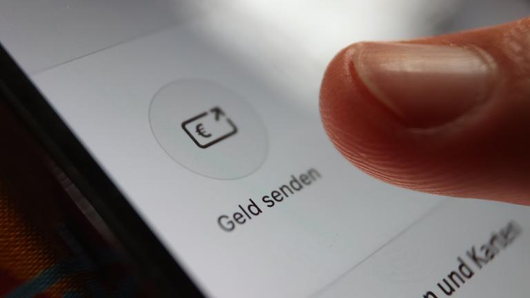 In einer App der Sparkasse ist die Option "Geld senden" zu sehen.