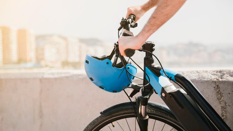 E-Bike mit Helm