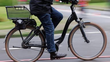 Ein Radfahrer fährt mit seinem Pedelec über einen Verkehrsübungsplatz. 