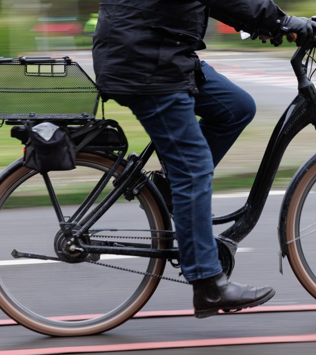 Ein Radfahrer fährt mit seinem Pedelec über einen Verkehrsübungsplatz. 