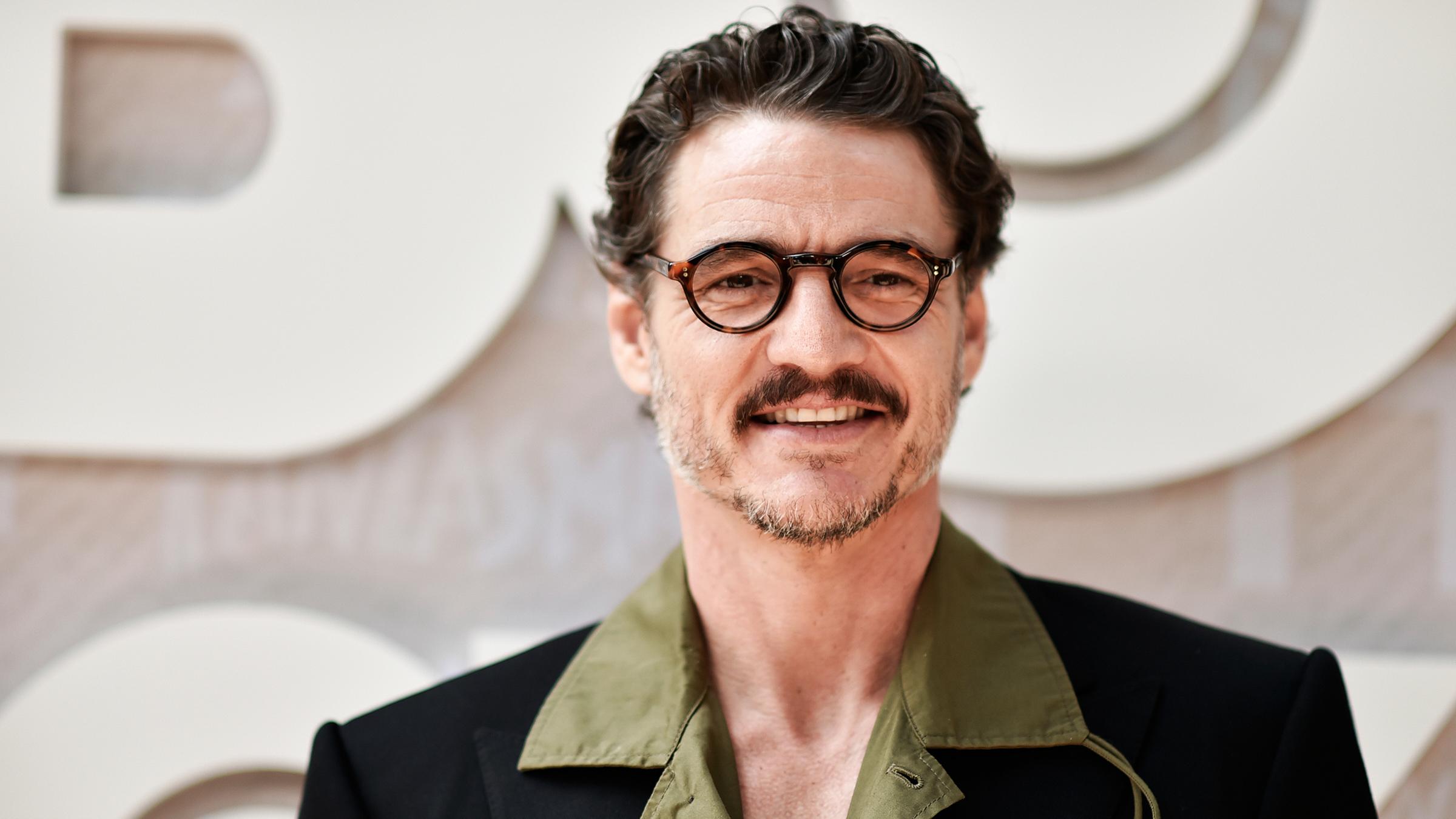 Pedro Pascal mit Brille 