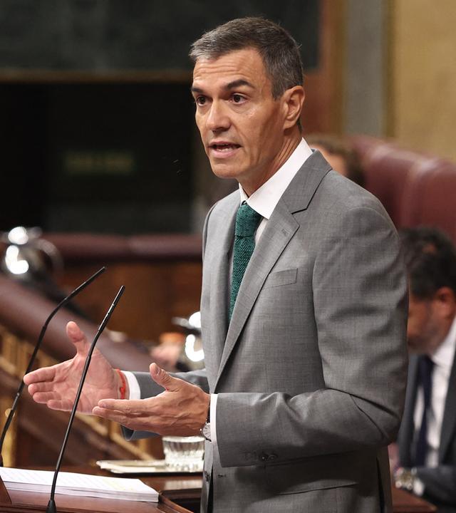 Pedro Sánchez hält eine Rede vor der Plenarsitzung des Abgeordnetenhauses in Madrid.