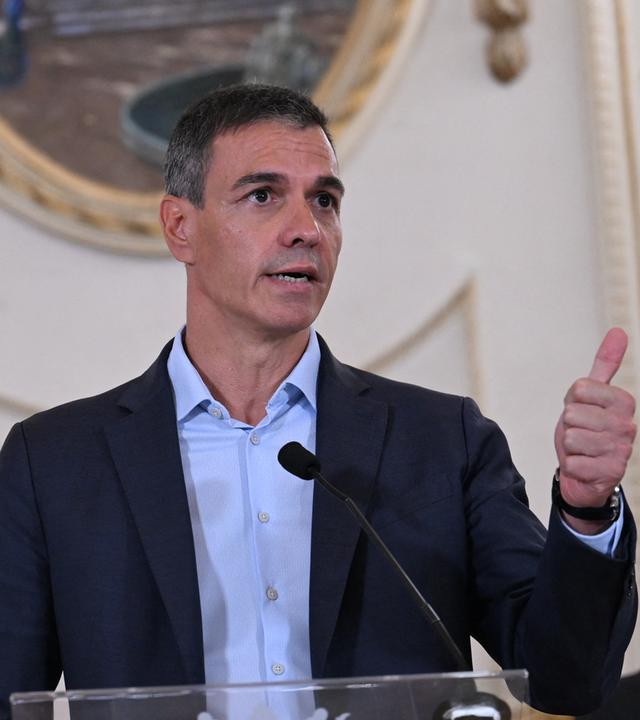 Der spanische Ministerpräsident Pedro Sánchez hält eine Rede bei seinem Besuch der spanischen Stadt Ceuta