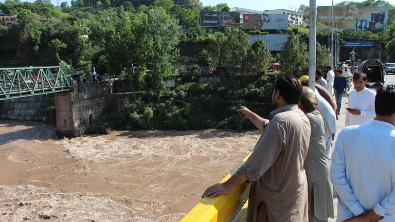 Der Wasserstand des Jhelum im pakistanisch verwalteten Kaschmir stieg plötzlich an, nachdem Indien ohne Vorankündigung Wasser in den Fluss eingeleitet hatte. 