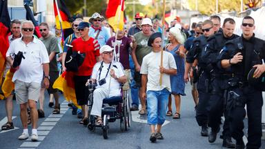 Protest am Rand des Besuches von Kanzlerin Merkel in Dresden