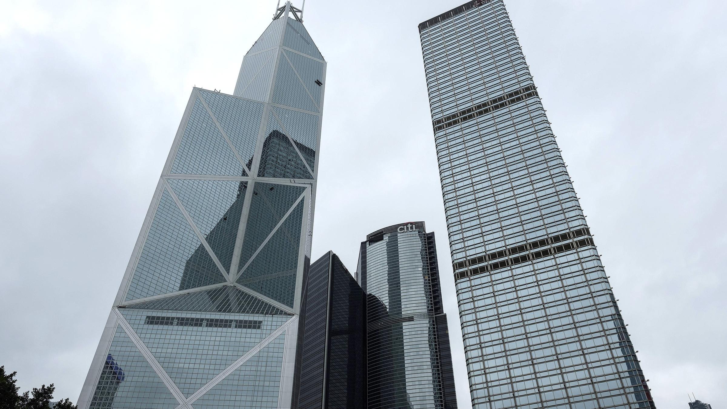 Links: Turm der Bank of China in Hong Kong