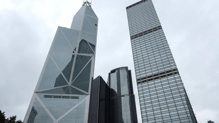 Links: Turm der Bank of China in Hong Kong