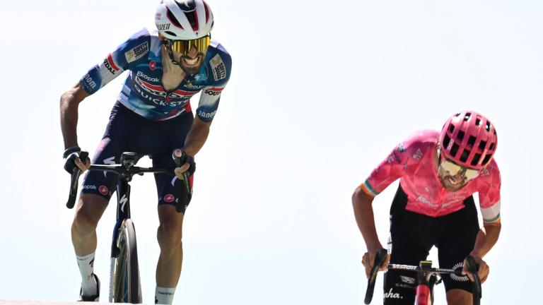 Valentin Paret Peintre vor Ben Healy am Mont Ventoux