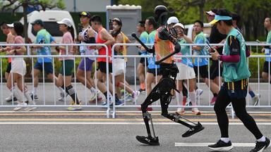 Der humanoide Roboter "Tian Gong" läuft mit einem Mitarbeiter einen Halbmarathon. In Peking sind humanoide Roboter bei einem Halbmarathon gegen Menschen angetreten. 
