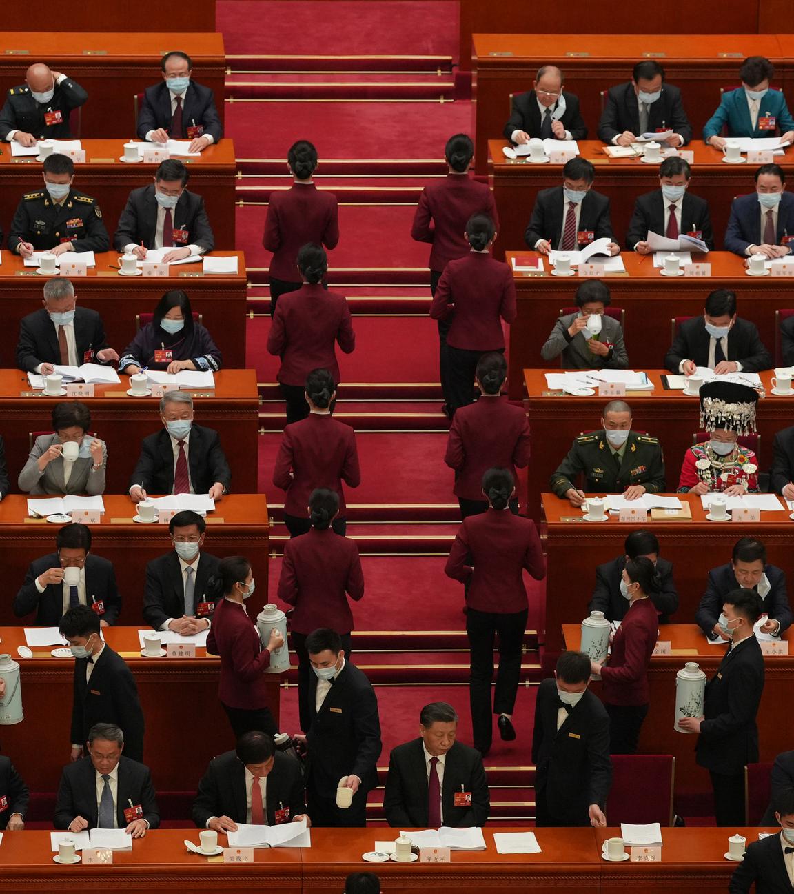 China, Peking: Hostessen servieren Tee bei der Jahrestages des chinesischen Volkskongressen in der Großen Halle des Volkes. 