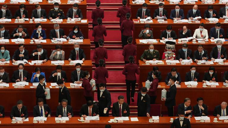 China, Peking: Hostessen servieren Tee bei der Jahrestages des chinesischen Volkskongressen in der Großen Halle des Volkes. 