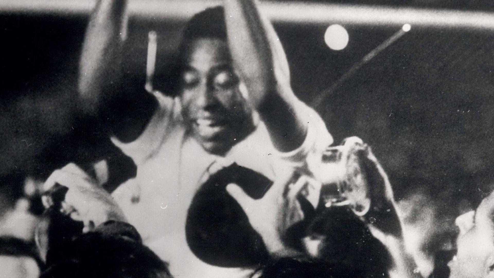 Das Foto zeigt die Szene, in der Pelé nach seinem 1000. Tor auf den Schultern getragen wird.