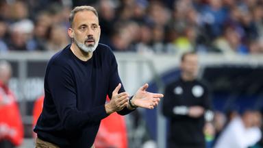 Der Trainer der TSG 1899 Hoffenheim Pellegrino Matarazzo motiviert seine Mannschaft.
