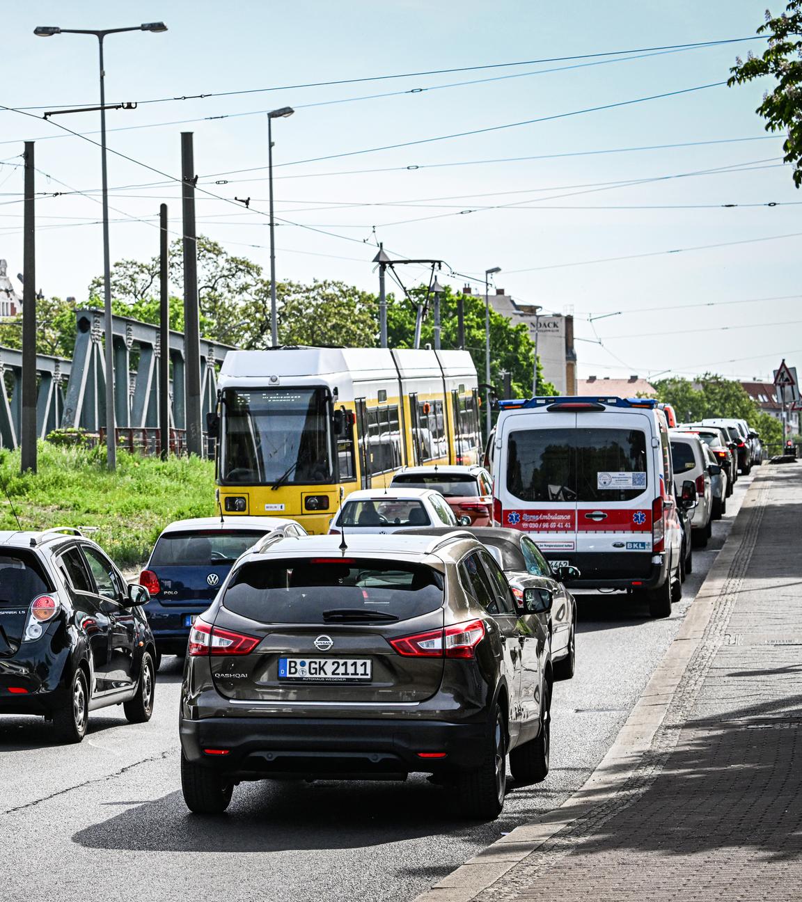 Autos stauen sich auf der Langen-Brücke in Berlin Köpenick. (Archivbild) 