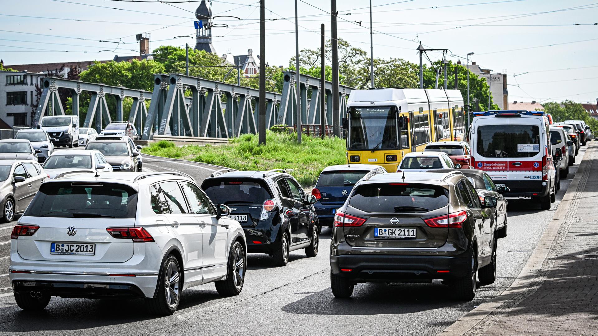Autos stauen sich auf der Langen-Brücke in Berlin Köpenick. (Archivbild) 