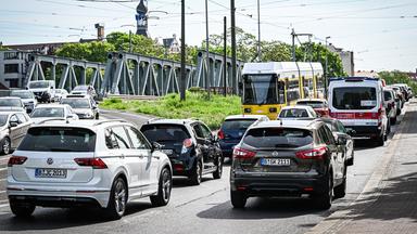 Autos stauen sich auf der Langen-Brücke in Berlin Köpenick. (Archivbild) 