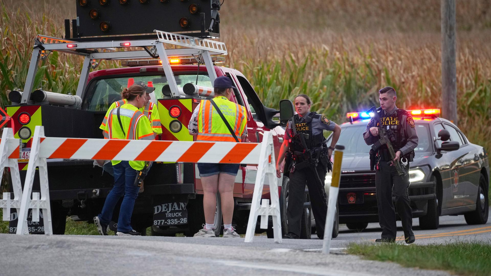 Polizisten und Einsatzsatzkräfte sind an einer Straßensperre in North Codorus im Bundesstaat Pennsylvania zu sehen.