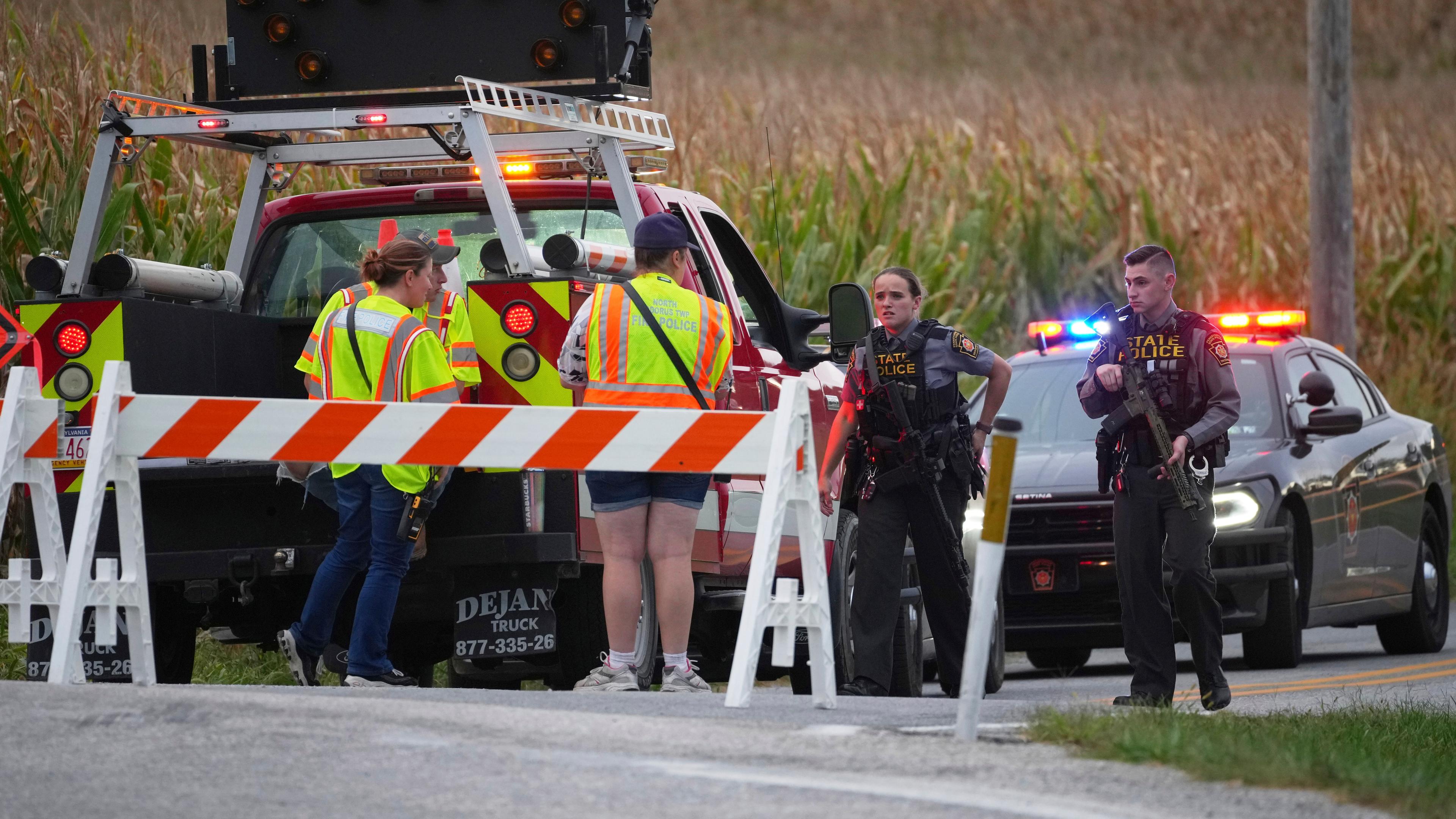 Polizisten und Einsatzsatzkräfte sind an einer Straßensperre in North Codorus im Bundesstaat Pennsylvania zu sehen.