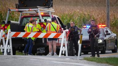 Polizisten und Einsatzsatzkräfte sind an einer Straßensperre in North Codorus im Bundesstaat Pennsylvania zu sehen.