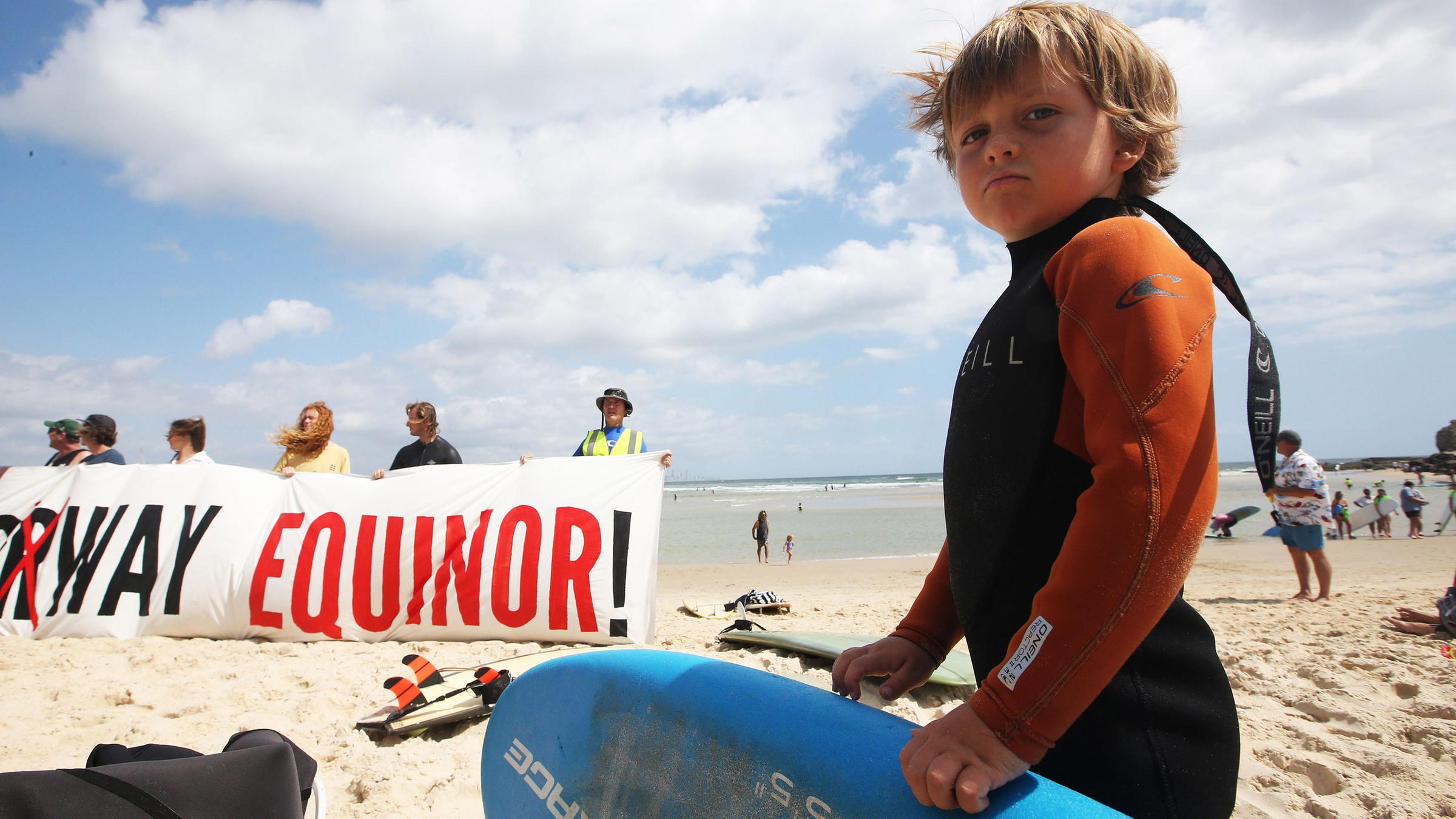 Umweltaktion am Bondi Beach - Aktivisten mit Banner