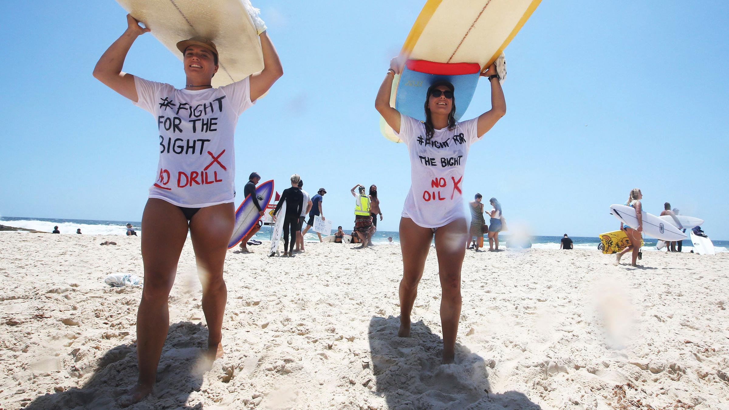 Umweltaktion am Bondi Beach - Aktivisten mit Surfbrettern