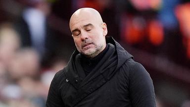 Aston Villa - Manchester City: Pep Guardiola, Trainer von Manchester City, reagiert an der Seitenlinie. 