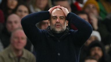 Pep Guardiola gestikuliert während des Spiels zwischen Arsenal und Manchester City.